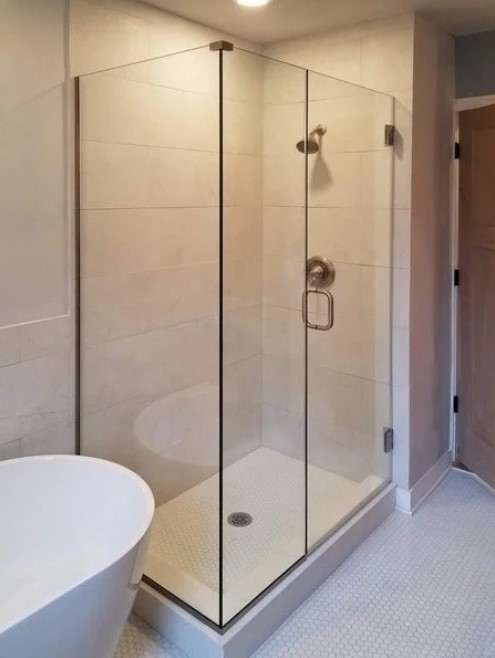 Shower Doors Dubai – 10 mm Frameless & Sliding Tempered Glass Shower Enclosures, Curved, Etched, Sandblasted & Decorative Bathroom Shower Doors by INFOCUS Glass & Aluminium Works, UAE